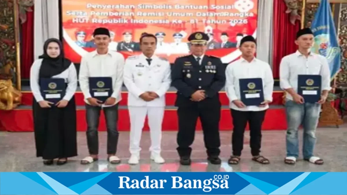 Bupati Bangkalan Lukman Hakim menyerahkan remisi kepada warga binaan Rutan Kelas IIB Bangkalan, Senin (17/8/2026). (Foto Dok Ho/RadarBangsa.co.id)