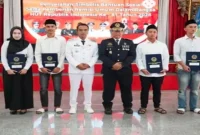 Bupati Bangkalan Lukman Hakim menyerahkan remisi kepada warga binaan Rutan Kelas IIB Bangkalan, Senin (17/8/2026). (Foto Dok Ho/RadarBangsa.co.id)