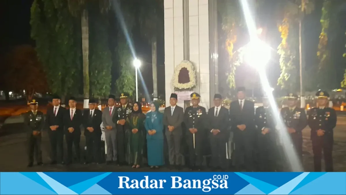 Bupati Jember Gus Fawait saat mengikuti Apel Kehormatan dan Renungan Suci di TMP Jember, Senin (17/8/2026). (Foto Dok Ho/RadarBangsa.co.id)