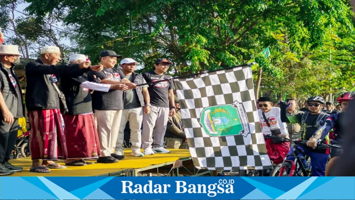 Mas Rusdi melepas Gowes Kemerdekaan di Sentra Bangkodir, Minggu (30/8). (Dok Ho/RadarBangsa.co.id)