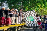Mas Rusdi melepas Gowes Kemerdekaan di Sentra Bangkodir, Minggu (30/8). (Dok Ho/RadarBangsa.co.id)