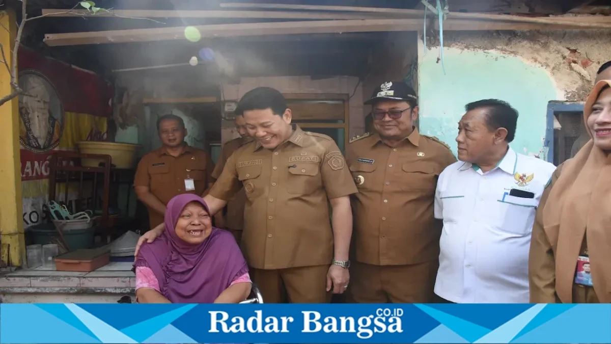Bupati Subandi meninjau RTLH warga di Sedati, Sidoarjo, Senin (24/8/2026). (Foto Dok Ho/RadarBangsa.co.id)