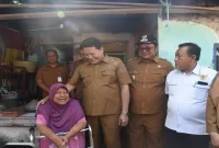 Bupati Subandi meninjau RTLH warga di Sedati, Sidoarjo, Senin (24/8/2026). (Foto Dok Ho/RadarBangsa.co.id)