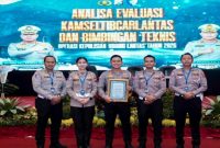 Satlantas Polresta Sidoarjo saat melaksanakan manajemen rekayasa lalu lintas selama Operasi Ketupat Semeru 2026 di wilayah Sidoarjo, Senin (10/8/2026). (Foto Dok Ho/RadarBangsa.co.id)