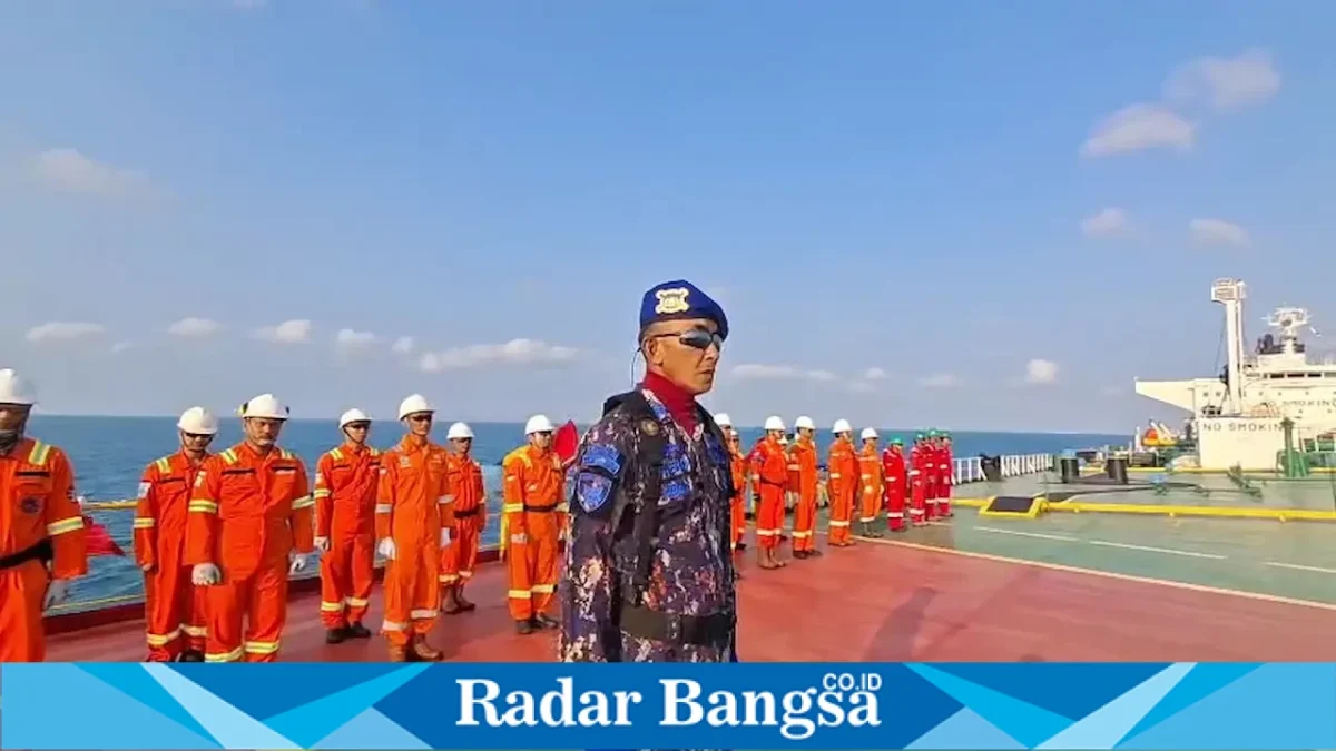 Satpolairud Polres Lamongan bersama Crew Pertamina EP dan ABK Kapal MT Succes Chelenger XXXVII mengikuti upacara HUT ke-81 Kemerdekaan RI di perairan Laut Jawa, Senin (17/8/2026). (Foto Dok Ho/RadarBangsa.co.id)