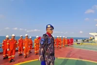 Satpolairud Polres Lamongan bersama Crew Pertamina EP dan ABK Kapal MT Succes Chelenger XXXVII mengikuti upacara HUT ke-81 Kemerdekaan RI di perairan Laut Jawa, Senin (17/8/2026). (Foto Dok Ho/RadarBangsa.co.id)