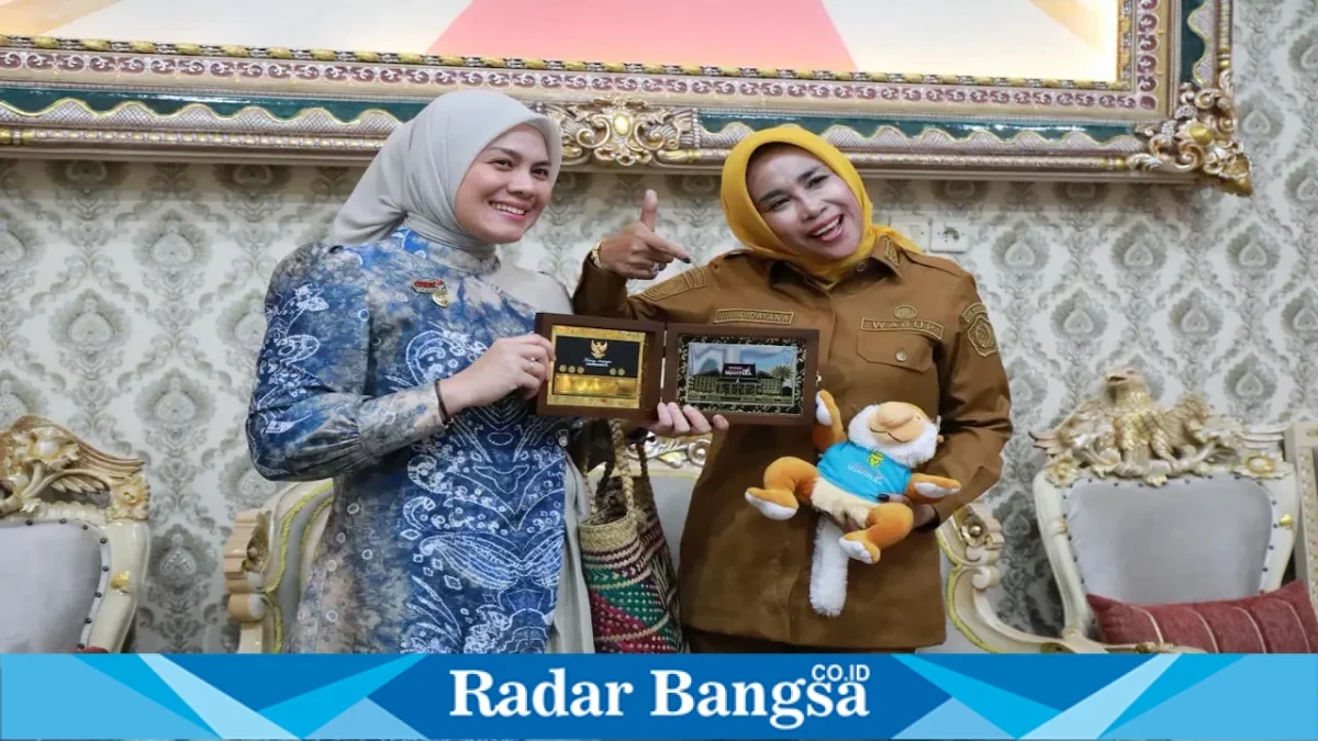Mimik Idayana dan Ananda Krista Algani saat membahas kolaborasi UMKM di Sidoarjo, Senin (31/8/2026). (Dok Ho/RadarBangsa.co.id)