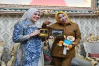 Mimik Idayana dan Ananda Krista Algani saat membahas kolaborasi UMKM di Sidoarjo, Senin (31/8/2026). (Dok Ho/RadarBangsa.co.id)