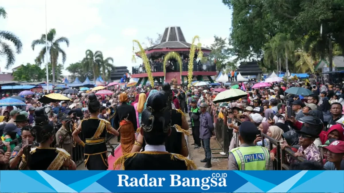 Bupati Blitar H. Rijanto memimpin prosesi Siraman Gong Kyai Pradah di Alun-Alun Lodoyo, Kecamatan Sutojayan, Kamis (27/8/2026). (Foto Dok Ho/RadarBangsa.co.id)