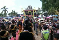 Bupati Blitar H. Rijanto memimpin prosesi Siraman Gong Kyai Pradah di Alun-Alun Lodoyo, Kecamatan Sutojayan, Kamis (27/8/2026). (Foto Dok Ho/RadarBangsa.co.id)