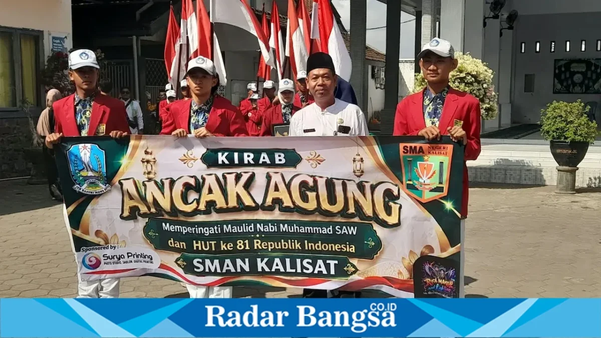 Siswa SMAN Kalisat mengikuti kirab Ancak Agung dalam peringatan Maulid Nabi Muhammad SAW, Jember, Kamis (27/8/2026) (Foto Dok Ho/RadarBangsa.co.id)