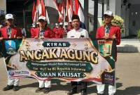 Siswa SMAN Kalisat mengikuti kirab Ancak Agung dalam peringatan Maulid Nabi Muhammad SAW, Jember, Kamis (27/8/2026) (Foto Dok Ho/RadarBangsa.co.id)