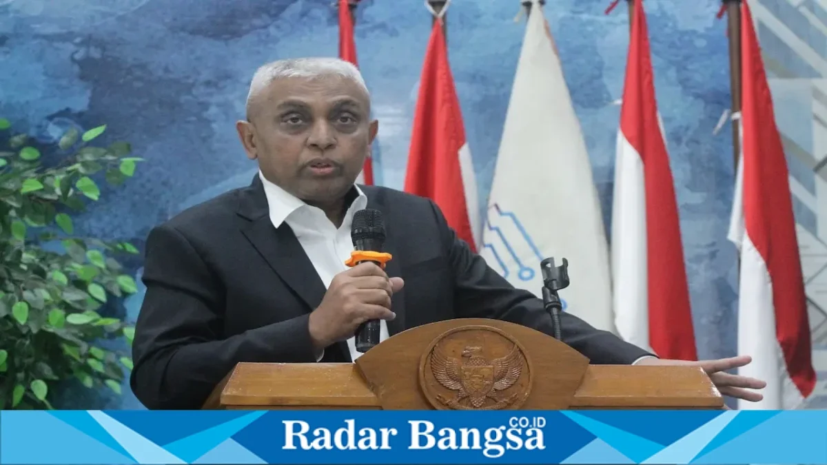 Assoc. Prof. Ahmad Riyadh UB, Ph.D., saat menyampaikan sambutan dalam Dialog Nasional usai pengukuhan Pokja News Room Jaga Desa SMSI di Hall Dewan Pers, Jakarta, Kamis (27/8/2026). (Foto Dok Ho/RadarBangsa.co.id)
