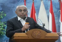 Assoc. Prof. Ahmad Riyadh UB, Ph.D., saat menyampaikan sambutan dalam Dialog Nasional usai pengukuhan Pokja News Room Jaga Desa SMSI di Hall Dewan Pers, Jakarta, Kamis (27/8/2026). (Foto Dok Ho/RadarBangsa.co.id)