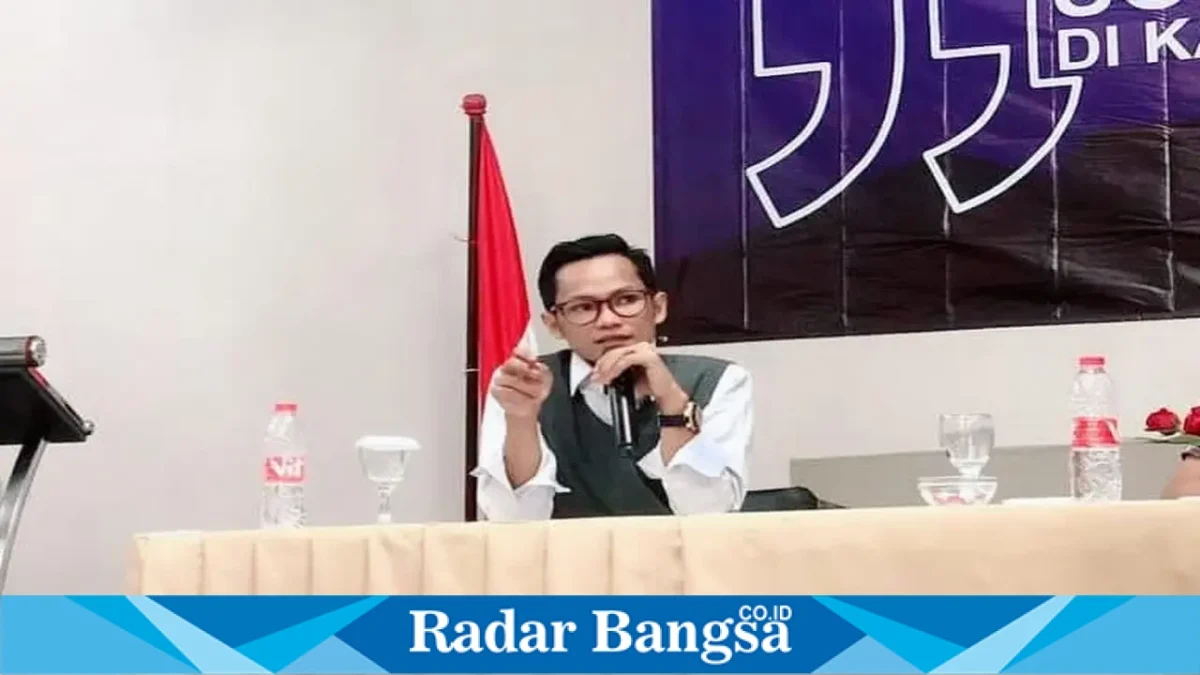 Ketua Komunitas Wartawan Peduli Keadilan (WPK) Bangkalan Supriadi saat menyampaikan pandangan terkait rencana Kawasan Industri Wiraraja Madura, Kabupaten Bangkalan. (Foto Dok Ho/RadarBangsa.co.id)