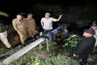 Bupati Lamongan Yuhronur Efendi bersama Sekretaris Ditjen Lahan dan Irigasi Pertanian Kementerian Pertanian RI Dani Gartina saat meninjau lahan pertanian berpotensi kekeringan di Kecamatan Sugio, Lamongan, Senin (10/8). (Foto Dok Ho/RadarBangsa.co.id)