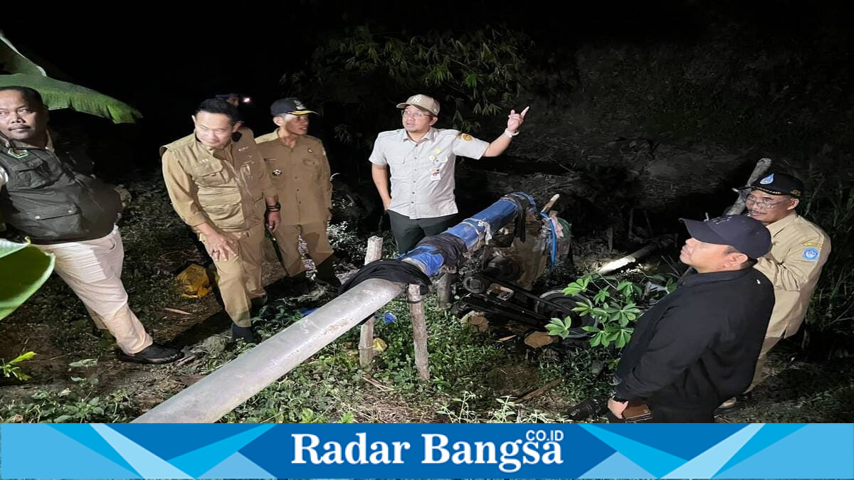 Bupati Lamongan Yuhronur Efendi bersama Sekretaris Ditjen Lahan dan Irigasi Pertanian Kementerian Pertanian RI Dani Gartina saat meninjau lahan pertanian berpotensi kekeringan di Kecamatan Sugio, Lamongan, Senin (10/8). (Foto Dok Ho/RadarBangsa.co.id)