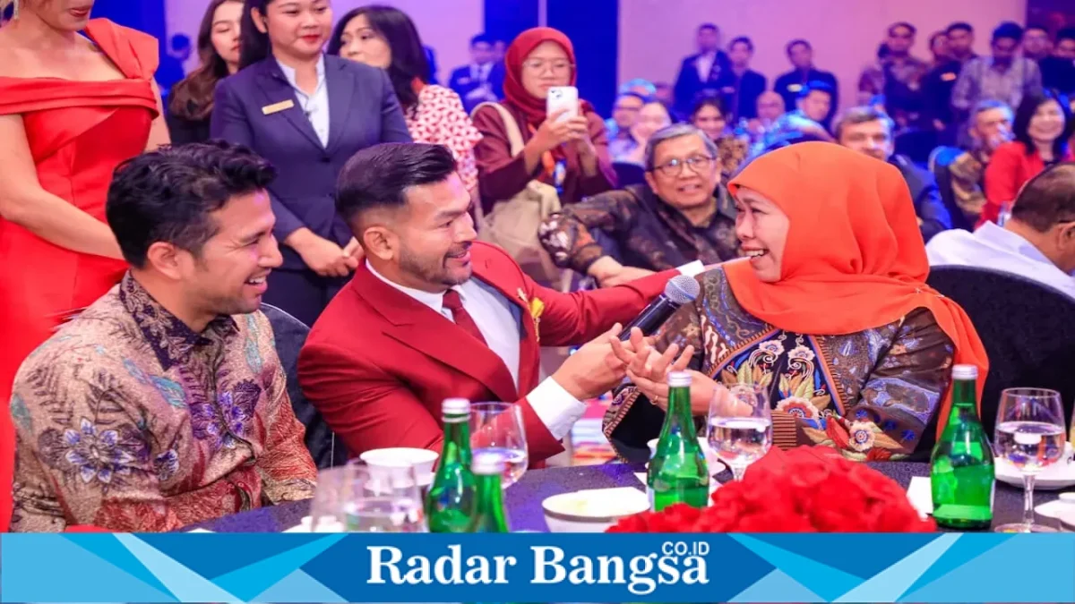 Gubernur Jawa Timur Khofifah Indar Parawansa bersama Wakil Gubernur Emil Elestianto Dardak dan Founder & Chairman CT Corp Chairul Tanjung saat peresmian The Trans Luxury Hotel Surabaya, Jumat (14/8). (Foto Dok Ho/RadarBangsa.co.id)