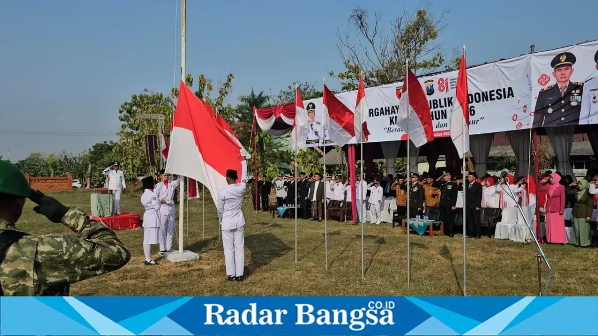 Upacara memperingati HUT ke-81 RI di Lapangan Singoludro, Desa Bakalanpule, Kecamatan Tikung, Kabupaten Lamongan, Senin (17/8/2026). (Foto Dok Ho/RadarBangsa.co.id)