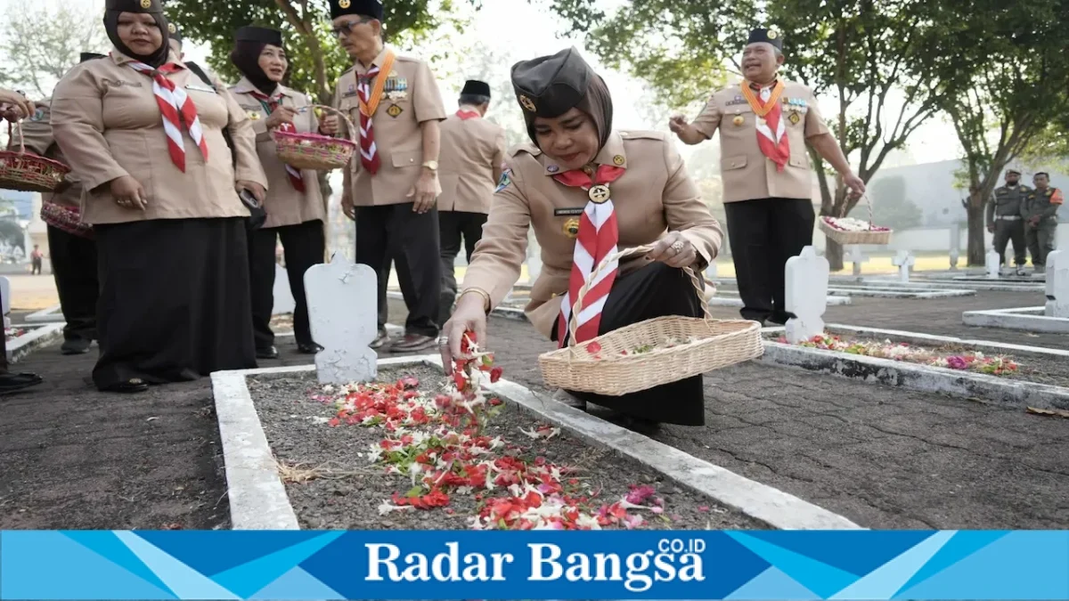 Wabup Sidoarjo Hj. Mimik Idayana memimpin ziarah makam pahlawan di TMP Kusuma Bangsa Sidoarjo dalam rangka Hari Pramuka ke-65, Kamis (13/8/2026). (Foto Dok Ho/RadarBangsa.co.id)