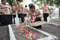 Wabup Sidoarjo Hj. Mimik Idayana memimpin ziarah makam pahlawan di TMP Kusuma Bangsa Sidoarjo dalam rangka Hari Pramuka ke-65, Kamis (13/8/2026). (Foto Dok Ho/RadarBangsa.co.id)