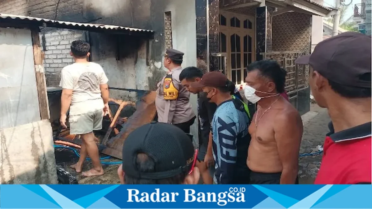 Polisi bersama warga membantu memadamkan kebakaran warung cilok di Tegalsari, Kelurahan Brondong, Lamongan, Kamis (27/8/2026). (Foto Dok Ho/RadarBangsa.co.id)