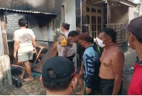 Polisi bersama warga membantu memadamkan kebakaran warung cilok di Tegalsari, Kelurahan Brondong, Lamongan, Kamis (27/8/2026). (Foto Dok Ho/RadarBangsa.co.id)
