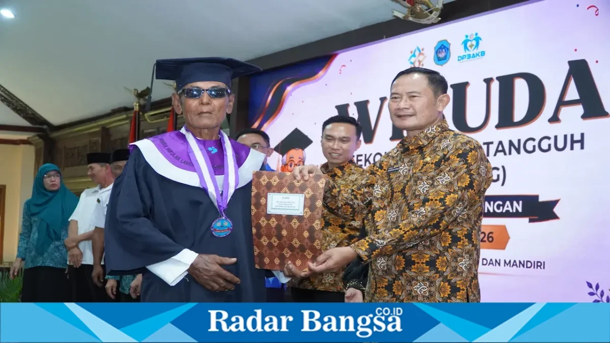 Bupati Lamongan Yuhronur Efendi bersama peserta Wisuda SELANTANG di Pendopo Lokatantra, Rabu (26/8/2026). (Foto Dok Ho/RadarBangsa.co.id)