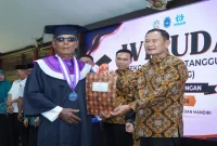 Bupati Lamongan Yuhronur Efendi bersama peserta Wisuda SELANTANG di Pendopo Lokatantra, Rabu (26/8/2026). (Foto Dok Ho/RadarBangsa.co.id)