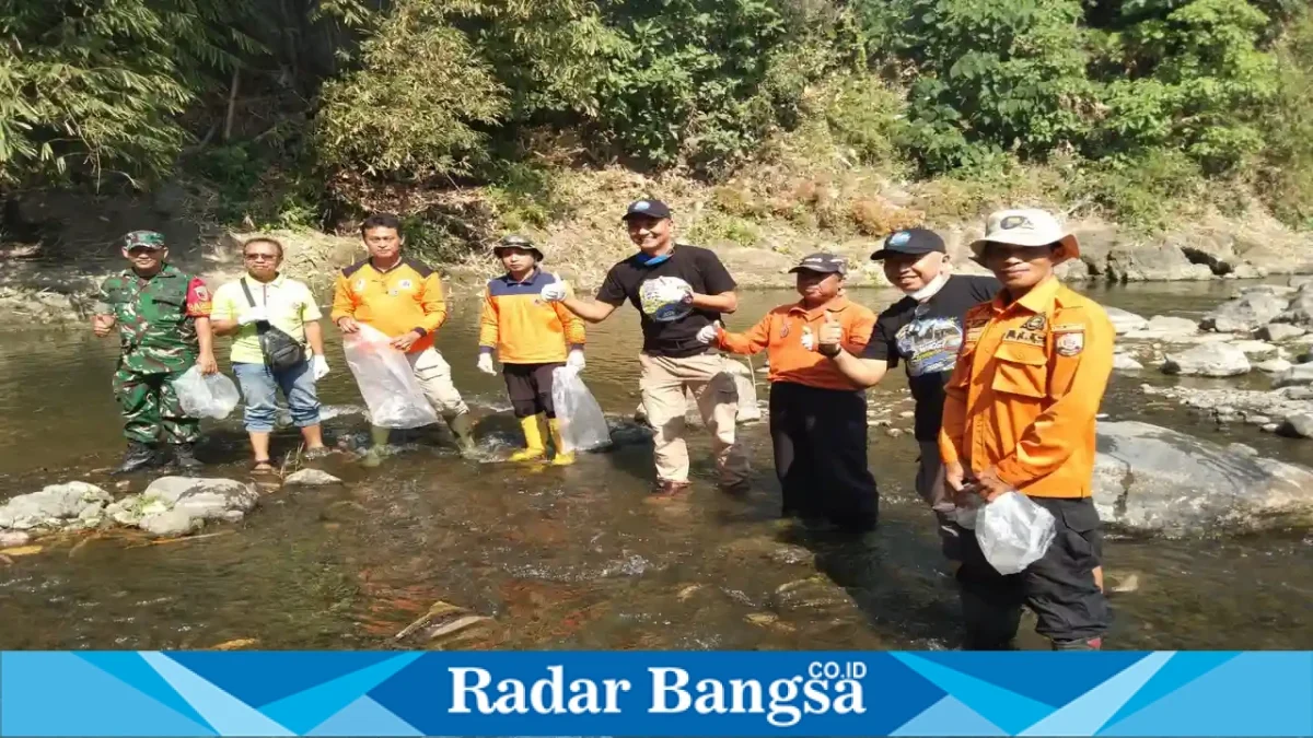 Aksi bersih-bersih Sungai Bedadung dalam Festival Semanggi Ika Smasa Jember 2026, Minggu (27/9/2026). (Dok. Ho/RadarBangsa.co.id)