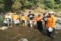 Aksi bersih-bersih Sungai Bedadung dalam Festival Semanggi Ika Smasa Jember 2026, Minggu (27/9/2026). (Dok. Ho/RadarBangsa.co.id)