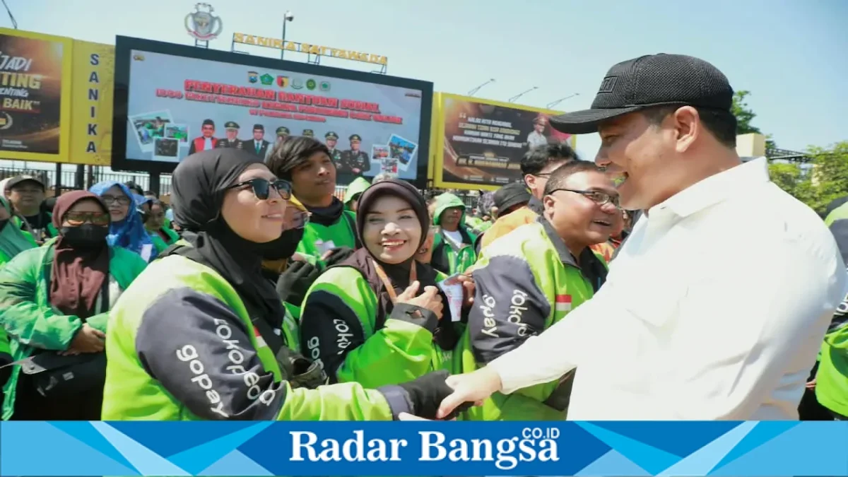 Forkopimda Sidoarjo saat menyerahkan bantuan beras kepada pengemudi ojol di Mapolresta Sidoarjo, Jumat (4/9/2026). (Foto Dok Ho/RadarBangsa.co.id)