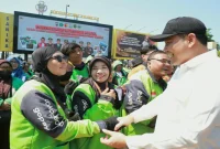 Forkopimda Sidoarjo saat menyerahkan bantuan beras kepada pengemudi ojol di Mapolresta Sidoarjo, Jumat (4/9/2026). (Foto Dok Ho/RadarBangsa.co.id)