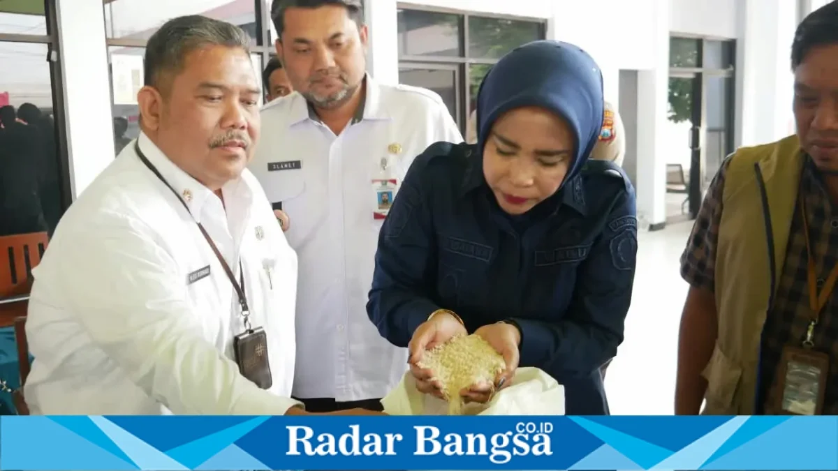 Wabup Sidoarjo Hj. Mimik Idayana saat menyalurkan bantuan beras kepada warga, Rabu (9/9/2026). (Foto Dok Ho/RadarBangsa.co.id)