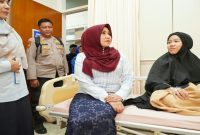 Ning Lia saat mengunjungi korban keracunan MBG di RS Delta Surya, Sidoarjo, Rabu (2/9/2026). (Dok. Ho/RadarBangsa.co.id)