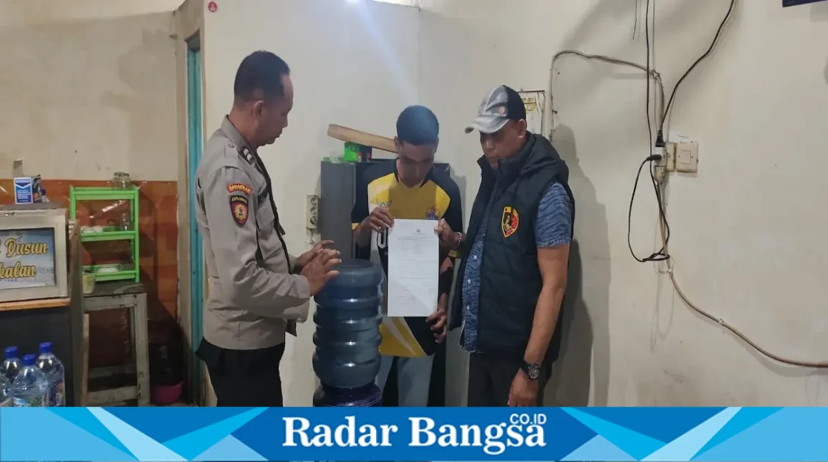 Petugas Polsek Tikung mengamankan 19 liter minuman jenis arak di Desa Bakalanpule, Senin (7/9/2026). (Foto Dok Ho/RadarBangsa.co.id)
