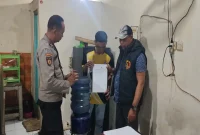 Petugas Polsek Tikung mengamankan 19 liter minuman jenis arak di Desa Bakalanpule, Senin (7/9/2026). (Foto Dok Ho/RadarBangsa.co.id)