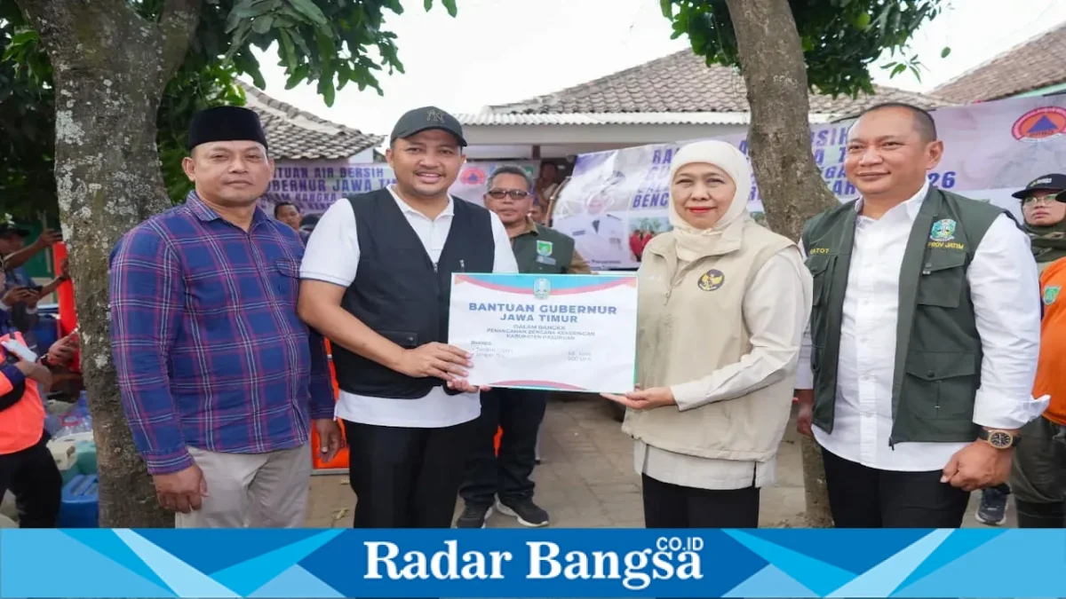 Gubernur Jatim Khofifah Indar Parawansa menyerahkan bantuan air bersih kepada Bupati Pasuruan Rusdi Sutejo, Minggu (6/9/2026). (Foto Dok Ho/RadarBangsa.co.id)