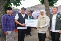 Gubernur Jatim Khofifah Indar Parawansa menyerahkan bantuan air bersih kepada Bupati Pasuruan Rusdi Sutejo, Minggu (6/9/2026). (Foto Dok Ho/RadarBangsa.co.id)
