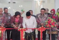 Wakil Bupati Sidoarjo Hj. Mimik Idayana saat meresmikan Gedung Pelayanan Instalasi Dialisis RSUD Sidoarjo Barat, Selasa (15/9/2026). (Dok. Ho/RadarBangsa.co.id)