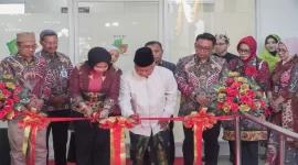 Wakil Bupati Sidoarjo Hj. Mimik Idayana saat meresmikan Gedung Pelayanan Instalasi Dialisis RSUD Sidoarjo Barat, Selasa (15/9/2026). (Dok. Ho/RadarBangsa.co.id)