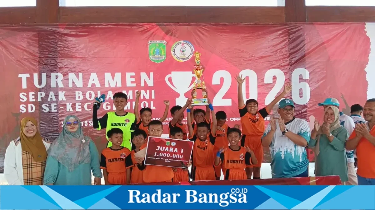 Penyerahan piala dan uang pembinaan kepada juara Turnamen Sepak Bola Mini se-Kecamatan Gempol, Sabtu (5/9/2026). (Foto Dok Ho/RadarBangsa.co.id)