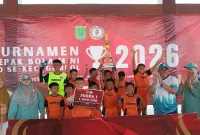 Penyerahan piala dan uang pembinaan kepada juara Turnamen Sepak Bola Mini se-Kecamatan Gempol, Sabtu (5/9/2026). (Foto Dok Ho/RadarBangsa.co.id)