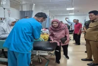 Subandi saat mengecek kondisi santri di rumah sakit, Selasa (1/9/2026). (Dok Ho/RadarBangsa.co.id)