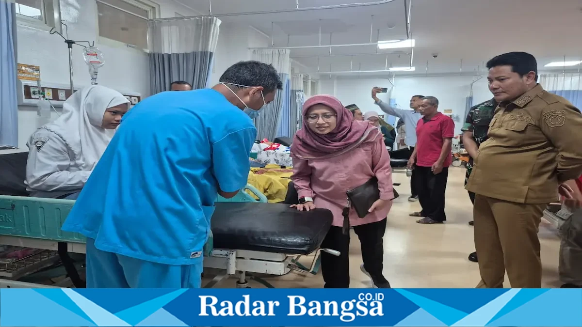 Subandi saat mengecek kondisi santri di rumah sakit, Selasa (1/9/2026). (Dok Ho/RadarBangsa.co.id)