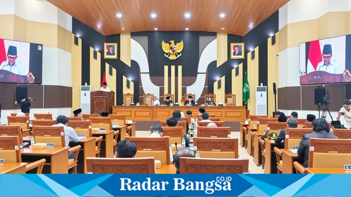 Rapat paripurna DPRD Kabupaten Pasuruan membahas jawaban pemerintah daerah atas pemandangan umum fraksi terhadap lima Raperda Non-APBD Tahun 2026, Rabu (30/9/2026). (Dok. Ho/RadarBangsa.co.id)