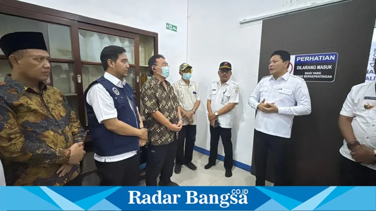 Bupati Sidoarjo Subandi saat meninjau SPPG Kalitengah, Sidoarjo, Rabu (2/9/2026). (Dok. Ho/RadarBangsa.co.id)