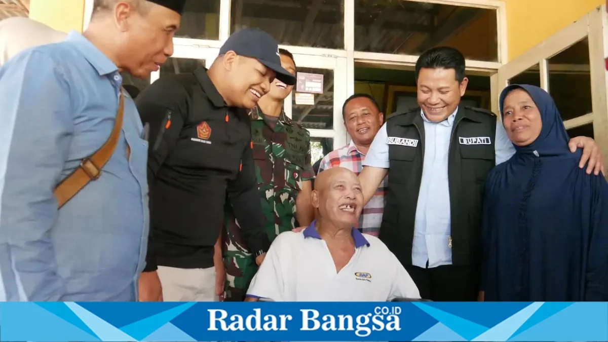 Bupati Sidoarjo H. Subandi menyalurkan bantuan kepada warga Krembung dan Prambon, Sabtu (12/9/2026). (Foto Dok Ho/RadarBangsa.co.id)
