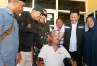 Bupati Sidoarjo H. Subandi menyalurkan bantuan kepada warga Krembung dan Prambon, Sabtu (12/9/2026). (Foto Dok Ho/RadarBangsa.co.id)