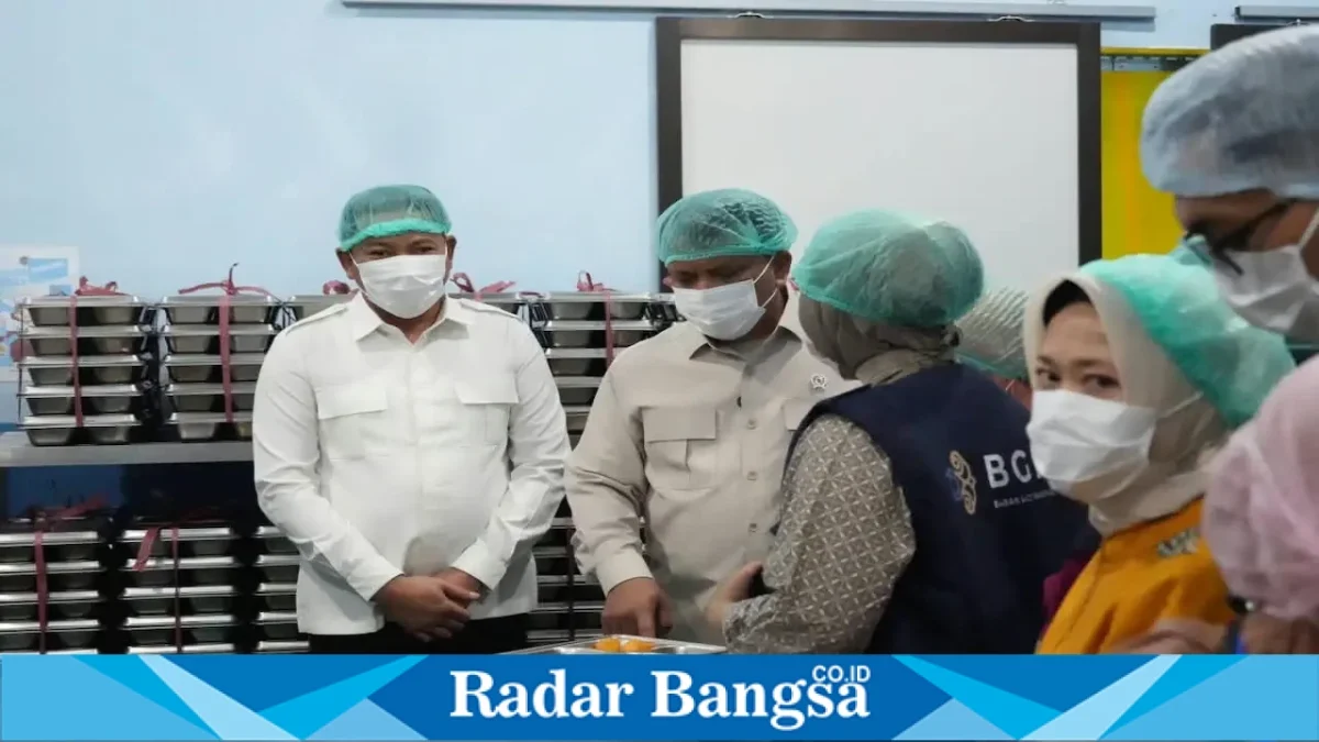 Waka BGN Mayjen TNI Trenggono meninjau kondisi korban keracunan MBG di Sidoarjo, Jumat (4/9/2026). (Foto Dok Ho/RadarBangsa.co.id)